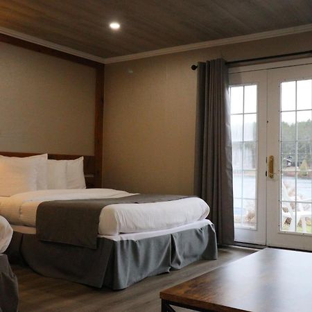 Algonquin Lakeside Inn Dwight Bagian luar foto