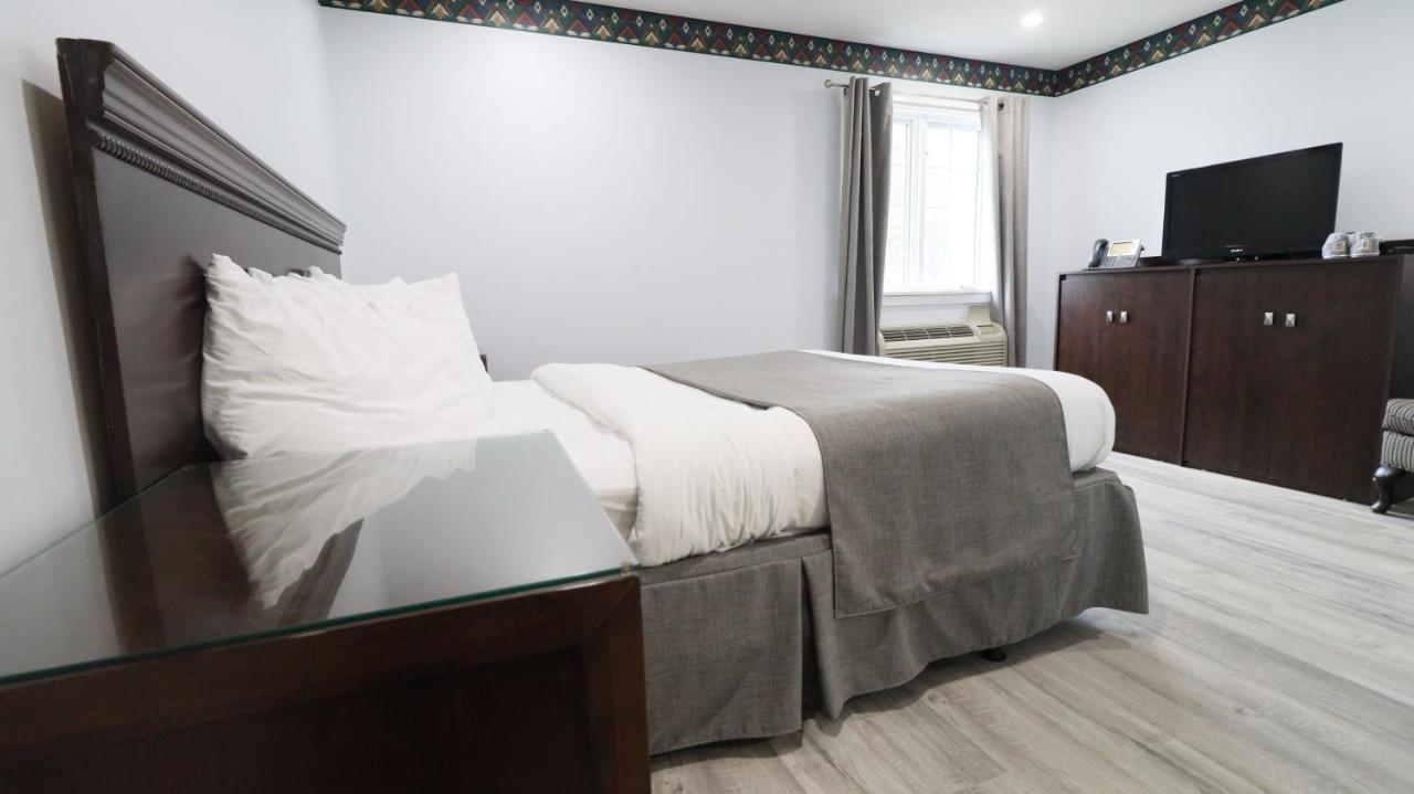 Algonquin Lakeside Inn Dwight Bagian luar foto