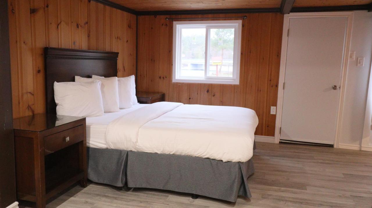 Algonquin Lakeside Inn Dwight Bagian luar foto