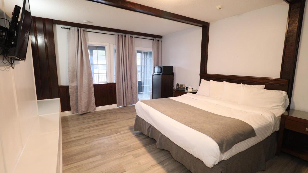 Algonquin Lakeside Inn Dwight Bagian luar foto