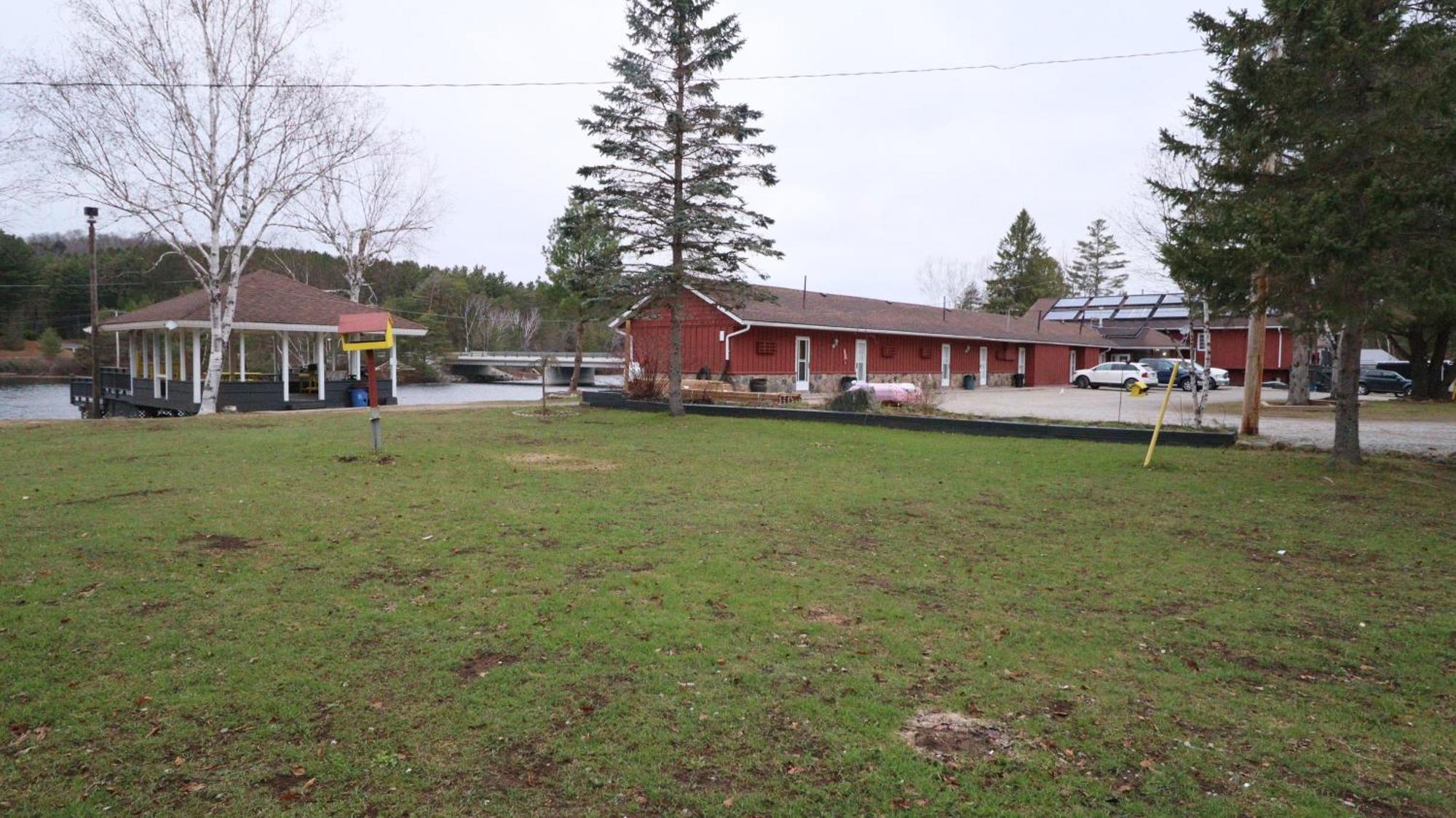 Algonquin Lakeside Inn Dwight Bagian luar foto