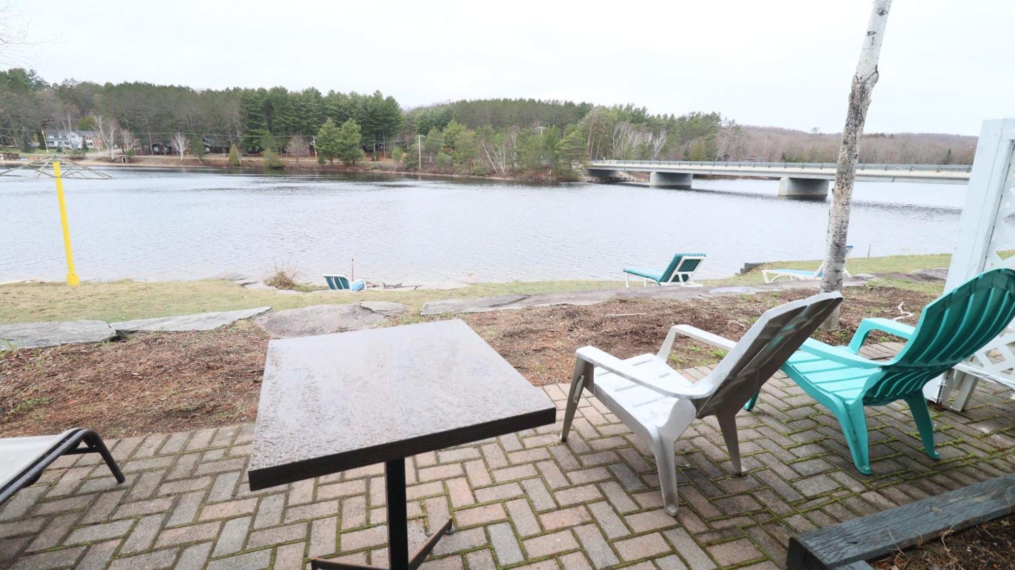 Algonquin Lakeside Inn Dwight Bagian luar foto