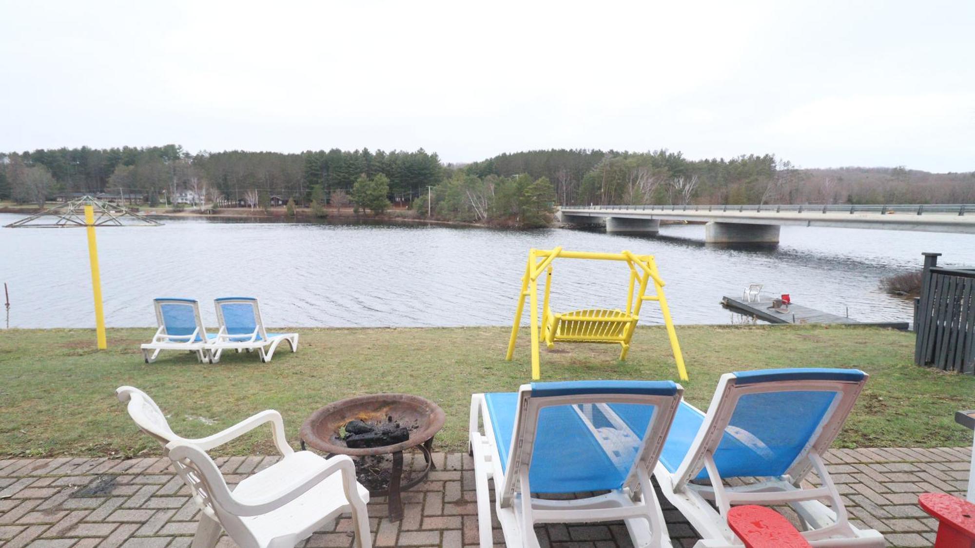 Algonquin Lakeside Inn Dwight Bagian luar foto