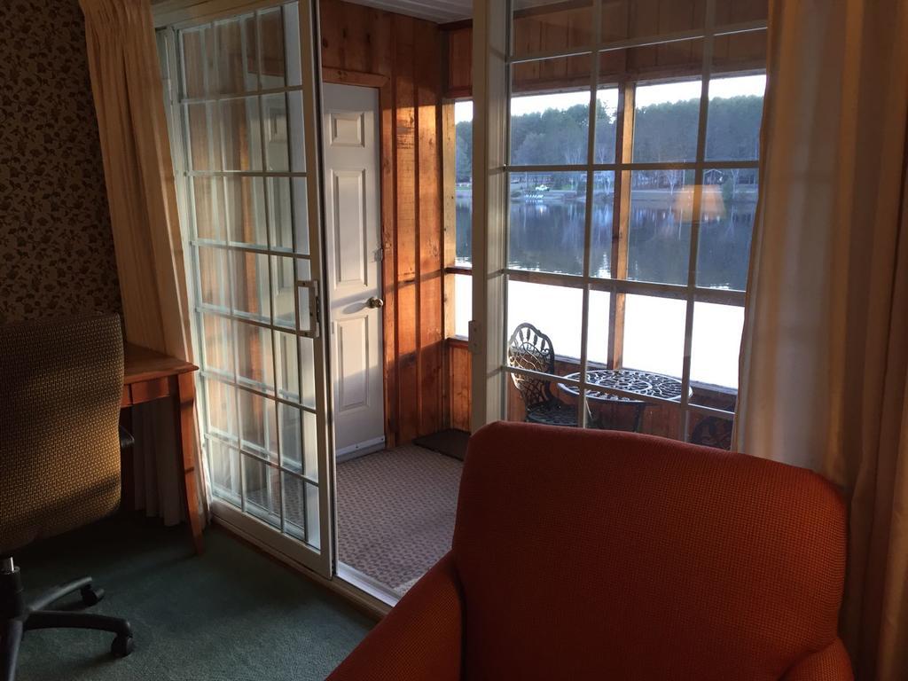 Algonquin Lakeside Inn Dwight Bagian luar foto
