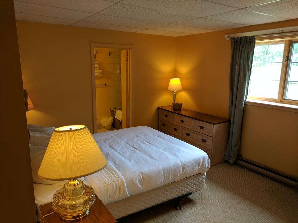 Algonquin Lakeside Inn Dwight Bagian luar foto