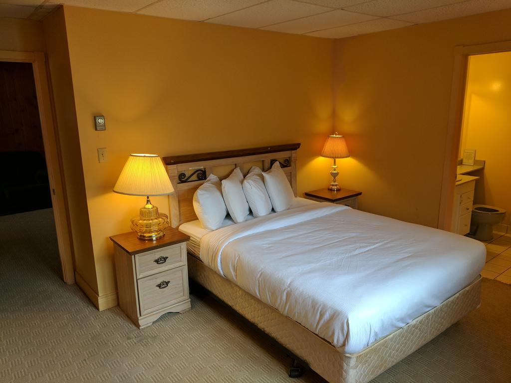 Algonquin Lakeside Inn Dwight Bagian luar foto