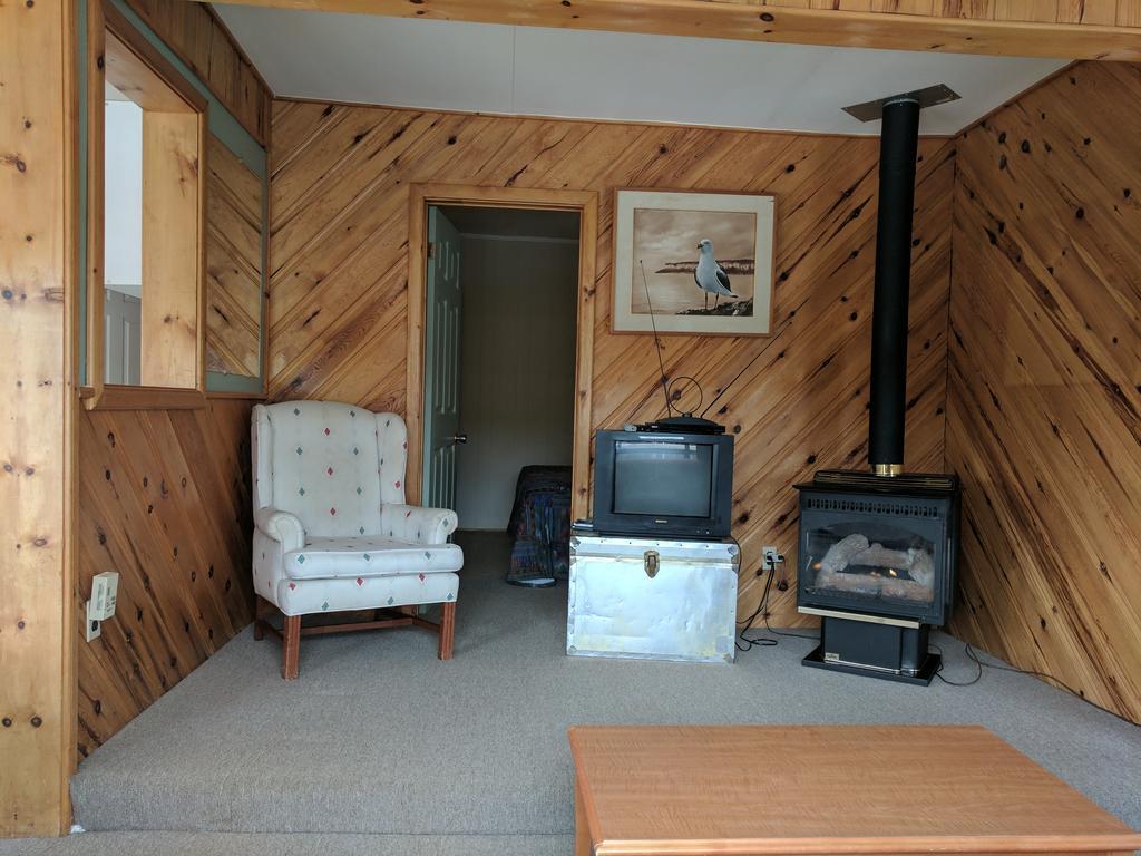 Algonquin Lakeside Inn Dwight Bagian luar foto