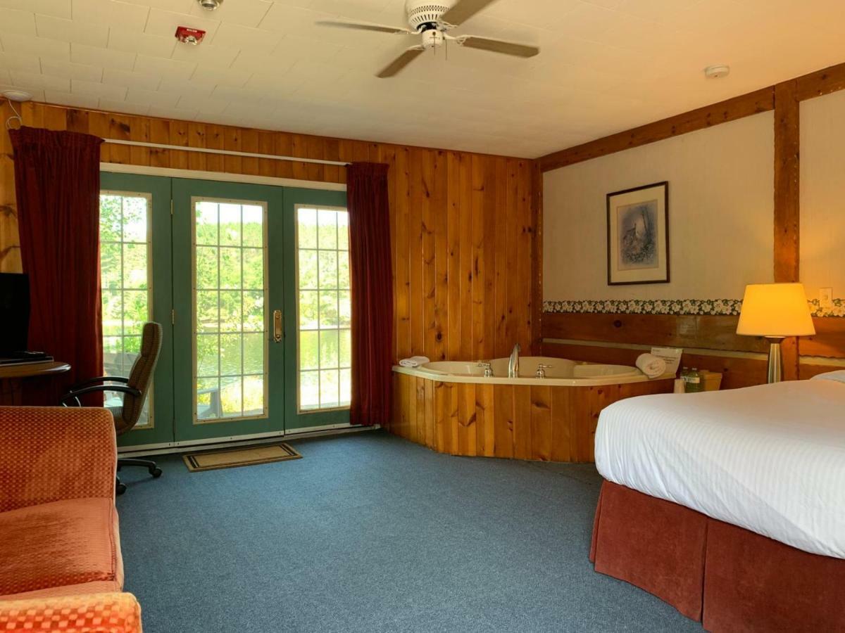 Algonquin Lakeside Inn Dwight Bagian luar foto