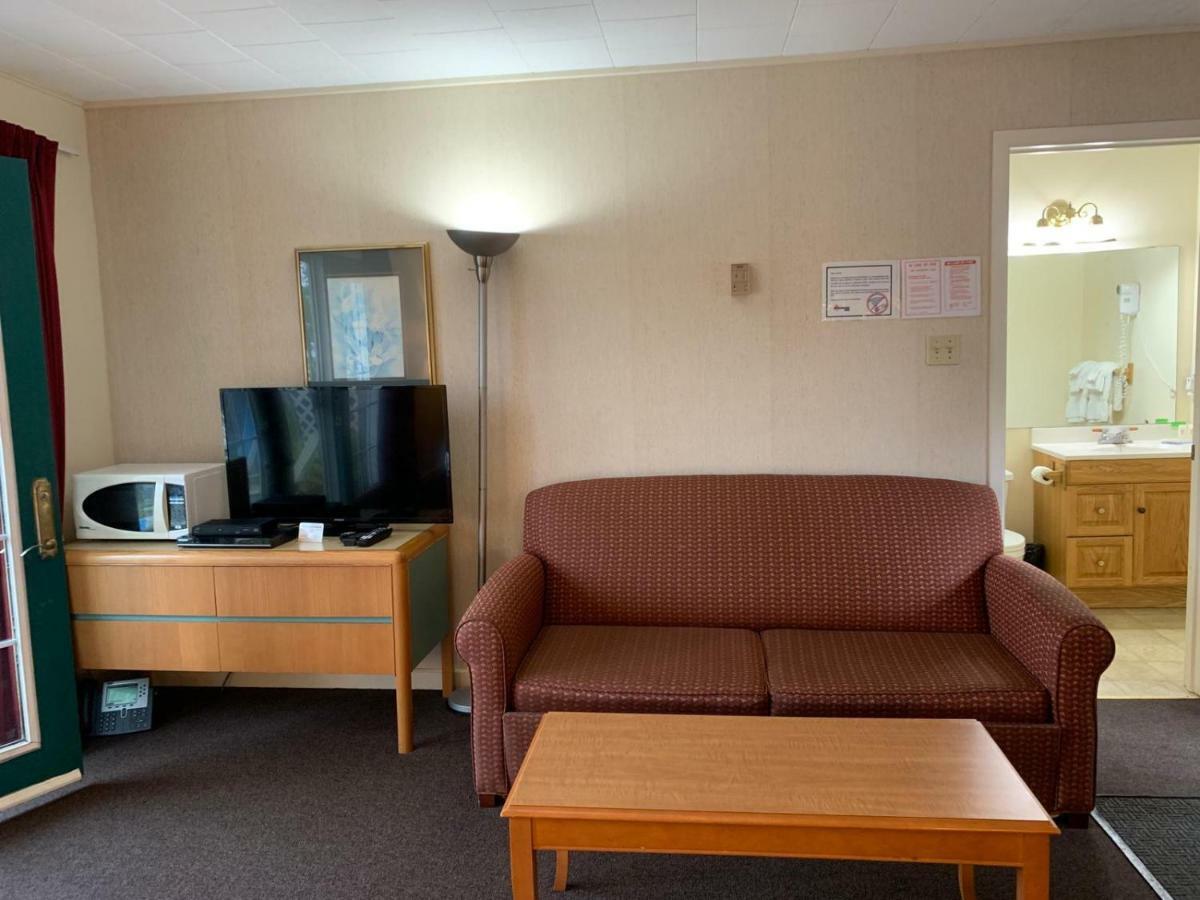 Algonquin Lakeside Inn Dwight Bagian luar foto