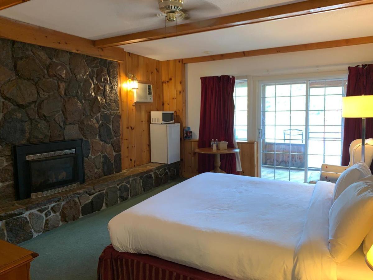 Algonquin Lakeside Inn Dwight Bagian luar foto
